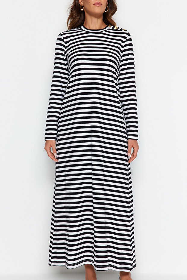 Czarno-biała sukienka w paski z ozdobnymi guzikami na ramieniu - TCTSS23EB00291 - 4