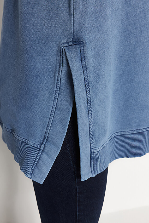 Mavi Yıkamalı Yanı Yırtmaç Detaylı Oversize Örme Sweatshirt TCTSS23TW00062 - 5