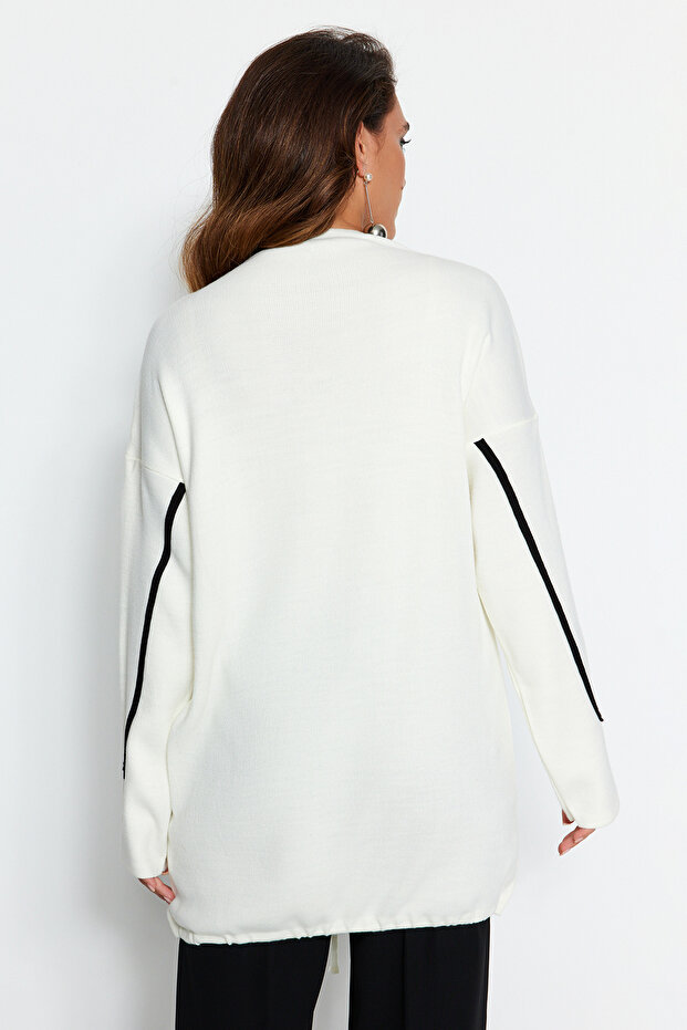 Ecrufarbener Strickpullover mit Streifenpaspelierung und detailliertem Muster TCTAW22AK0002 - 6