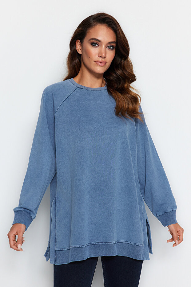Mavi Yıkamalı Yanı Yırtmaç Detaylı Oversize Örme Sweatshirt TCTSS23TW00062 - 3