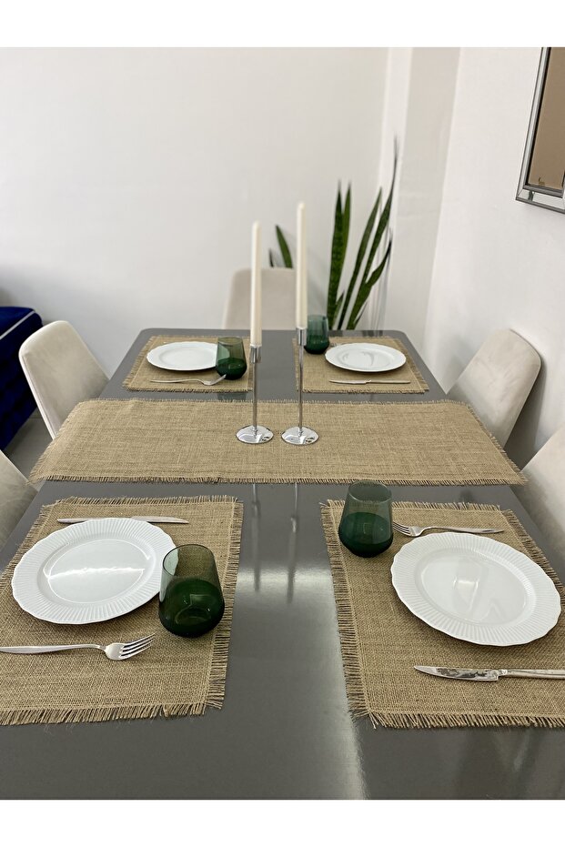 Tasseled Runner x 4-Piece American Service Set