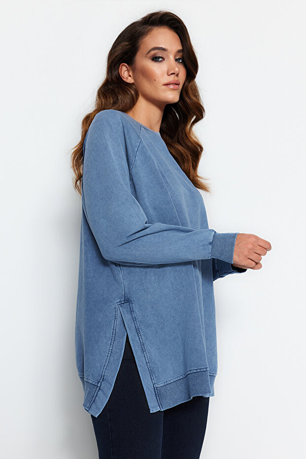 Mavi Yıkamalı Yanı Yırtmaç Detaylı Oversize Örme Sweatshirt TCTSS23TW00062 - 1