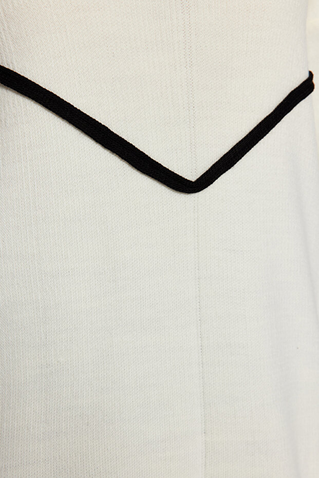 Ecrufarbener Strickpullover mit Streifenpaspelierung und detailliertem Muster TCTAW22AK0002 - 5