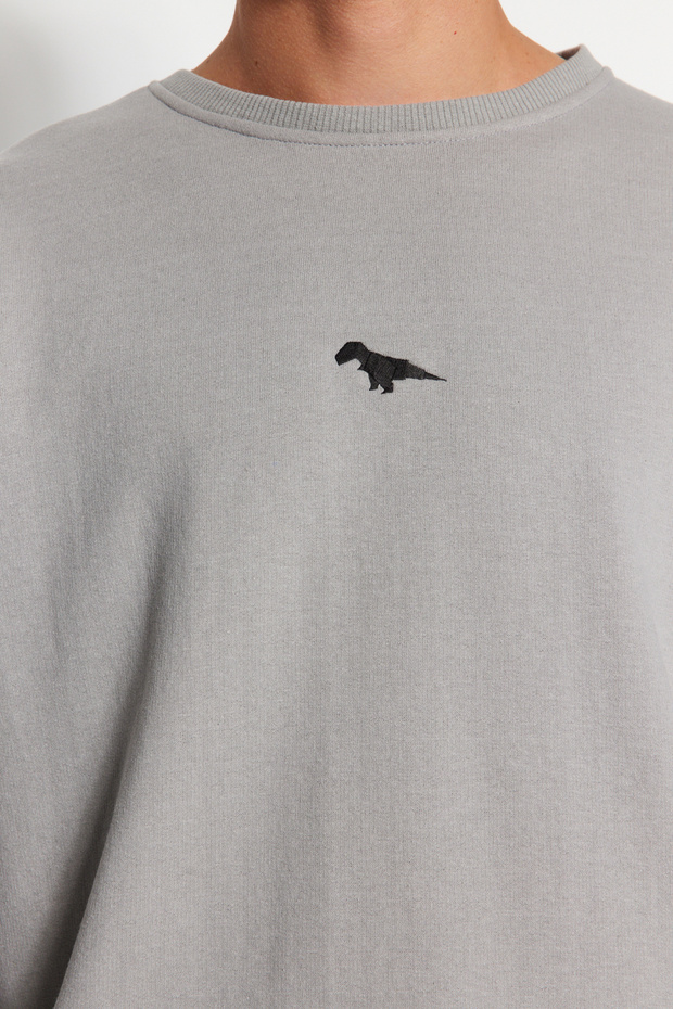 Gri Bisiklet Yaka Oversize/Geniş Kesim İçi Polar Dinozor Nakış Sweatshirt TMNAW24SW00064 - 5