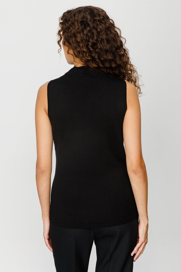 On Yaka İşlemeli Kolsuz Triko Bluz - 5