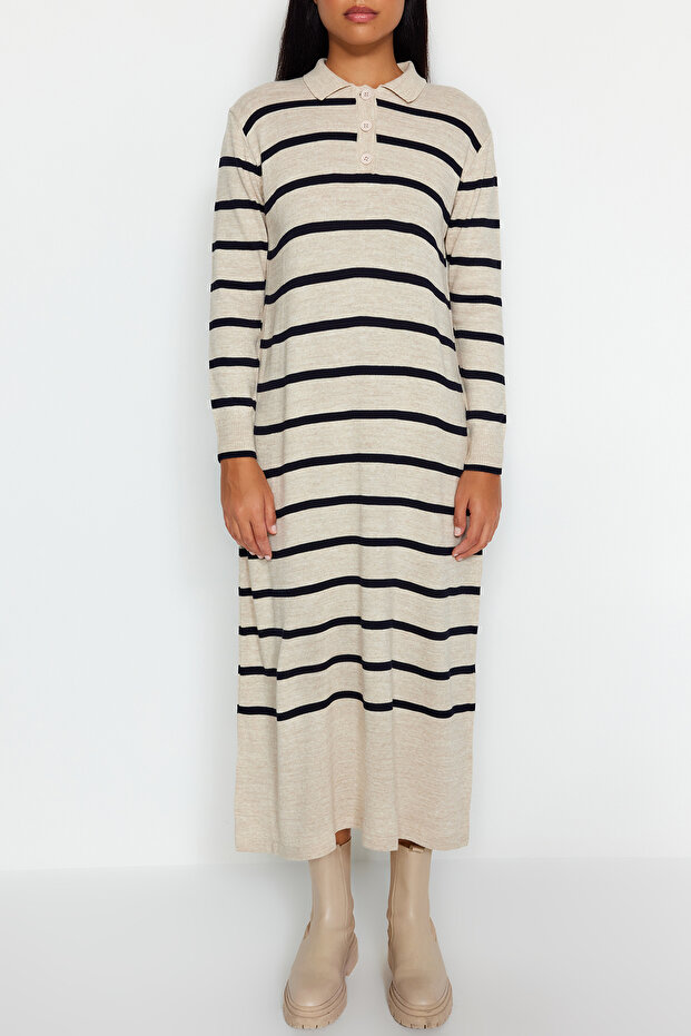 Dzianinowa sukienka w paski w kolorze indygo z kołnierzykiem polo TCTAW22EB0212 - 3