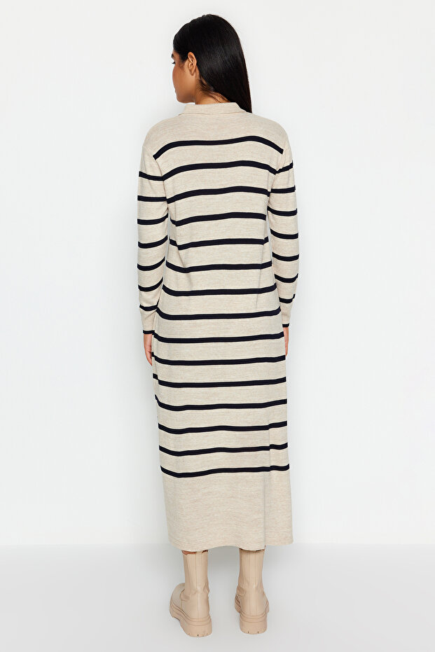Dzianinowa sukienka w paski w kolorze indygo z kołnierzykiem polo TCTAW22EB0212 - 5