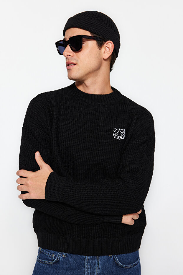 Siyah Oversize Fit Geniş Kalıp Bisiklet Yaka Nakışlı Triko Kazak TMNAW24KZ00032 - 1