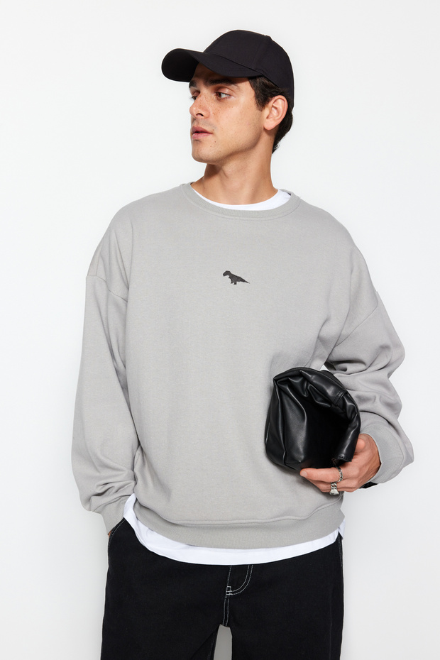 Gri Bisiklet Yaka Oversize/Geniş Kesim İçi Polar Dinozor Nakış Sweatshirt TMNAW24SW00064 - 1