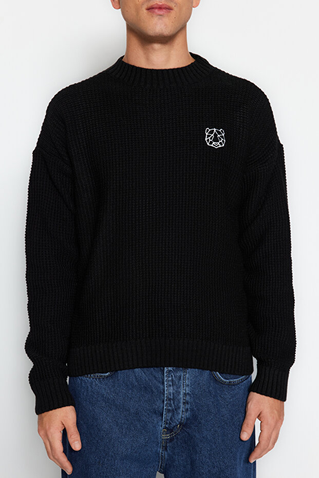 Siyah Oversize Fit Geniş Kalıp Bisiklet Yaka Nakışlı Triko Kazak TMNAW24KZ00032 - 4