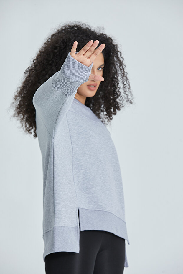 ETEĞİ YIRTMAÇLI BASİC SWEATSHİRT - 3