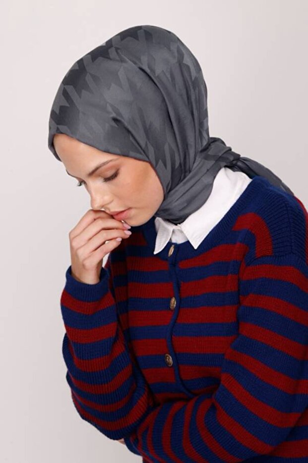 شال جاكار حريري بنمط أنثراسايت