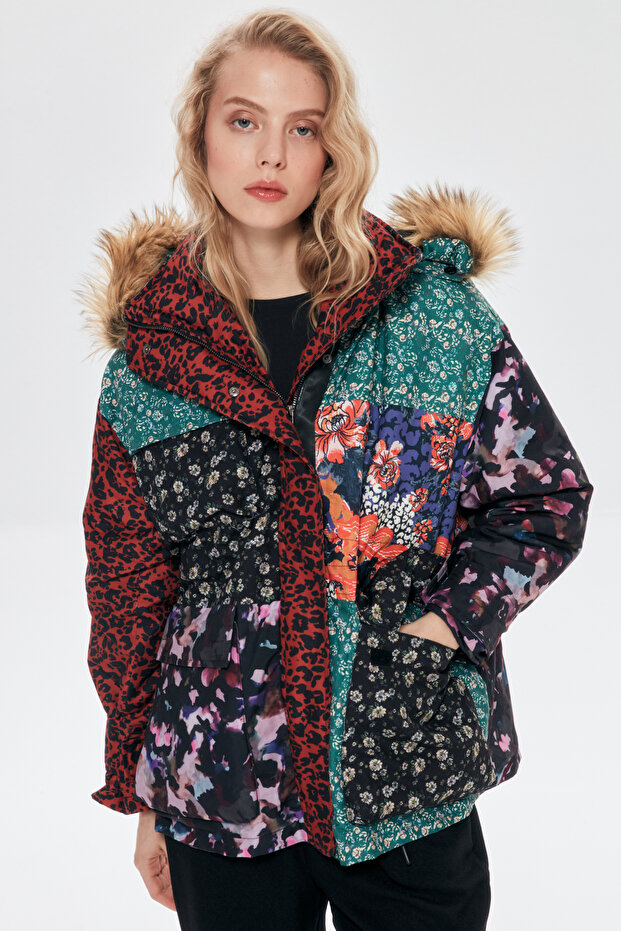 Renkli Desenli Kapüşonlu Şişme Mont Siyah - 4