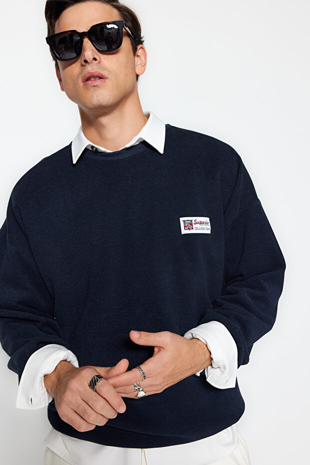Lacivert Oversize/Geniş Kesim Yumuşak Dokulu Kolej Temalı Şardonsuz Sweatshirt TMNAW24SW00245 - 1