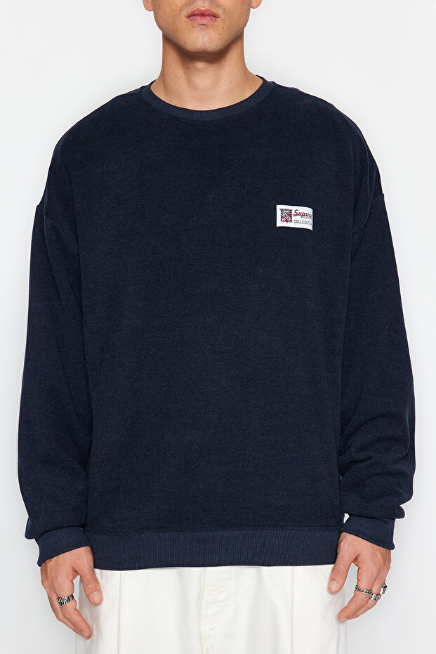 Lacivert Oversize/Geniş Kesim Yumuşak Dokulu Kolej Temalı Şardonsuz Sweatshirt TMNAW24SW00245 - 4