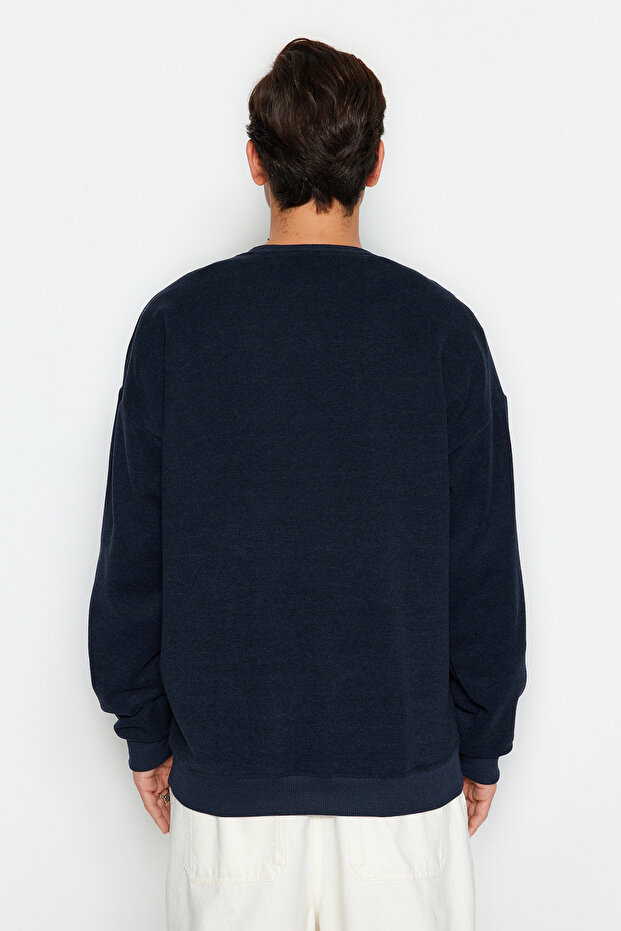 Lacivert Oversize/Geniş Kesim Yumuşak Dokulu Kolej Temalı Şardonsuz Sweatshirt TMNAW24SW00245 - 6