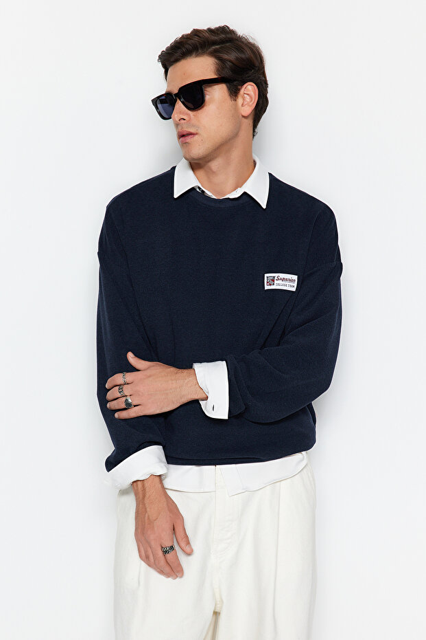 Lacivert Oversize/Geniş Kesim Yumuşak Dokulu Kolej Temalı Şardonsuz Sweatshirt TMNAW24SW00245 - 2
