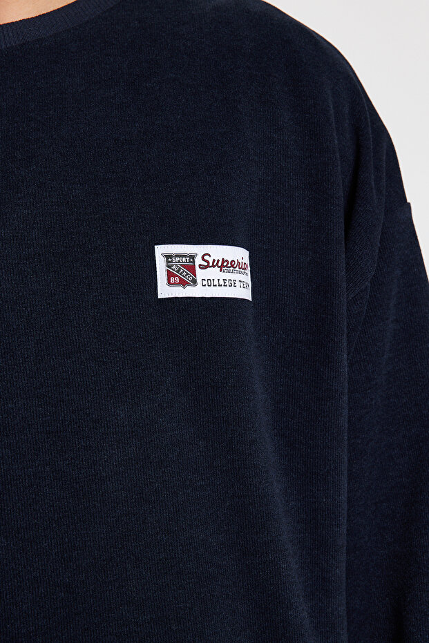 Lacivert Oversize/Geniş Kesim Yumuşak Dokulu Kolej Temalı Şardonsuz Sweatshirt TMNAW24SW00245 - 5