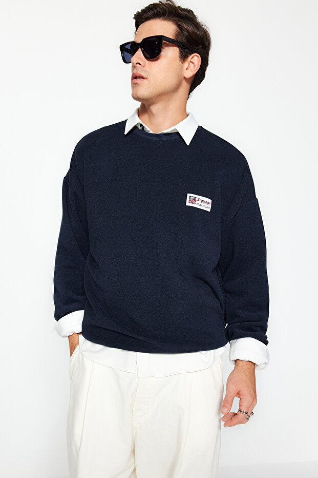 Lacivert Oversize/Geniş Kesim Yumuşak Dokulu Kolej Temalı Şardonsuz Sweatshirt TMNAW24SW00245 - 3