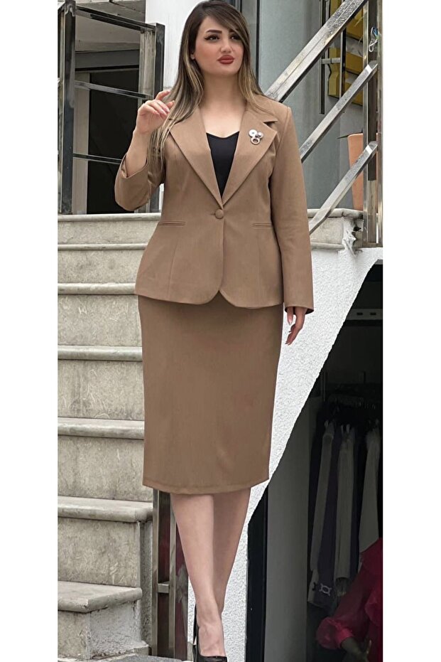 طقم سترة وتنورة بأزرار واحدة - 1