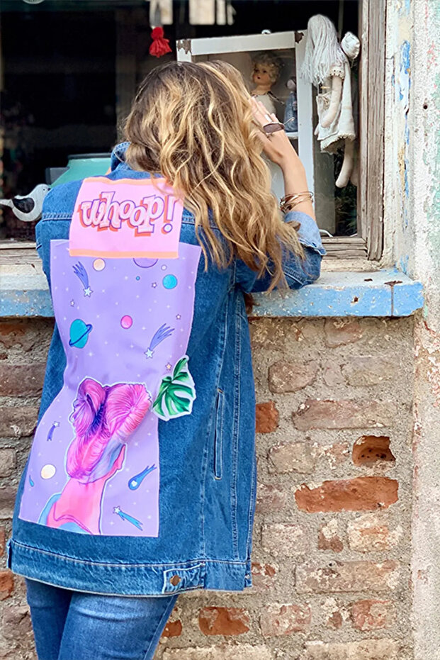 سترة جينز منقوشة بمقاس كبير، ومعطف من الدينيم بمقاس كبير، وسترة من الدينيم منقوشة في الخلف - 1