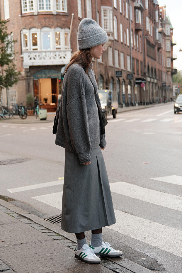 СИВА ПОЛА С ПЛИСЕН ДЕТАЙЛ - 1