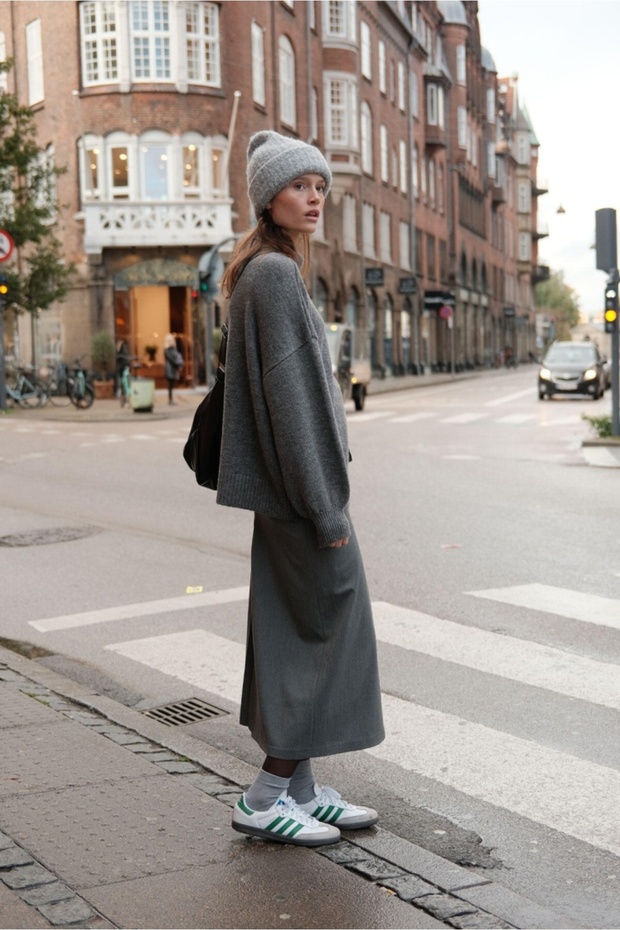 СИВА ПОЛА С ПЛИСЕН ДЕТАЙЛ - 2