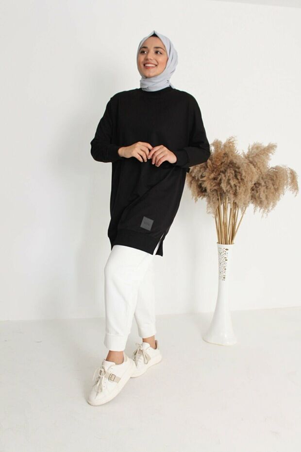 سويت شيرت أسود برقبة دائرية مكون من خيطين - 2