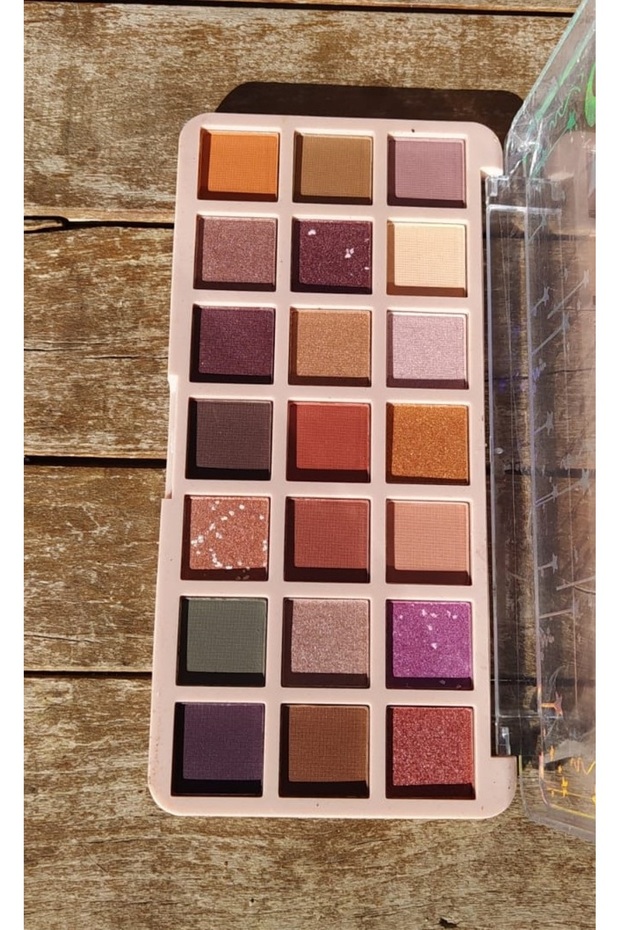 KISS 21-SHADE EYESHADOW PALETTE (NEW SEASON)