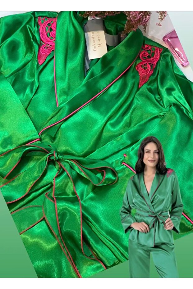 ثوب النوم الساتان