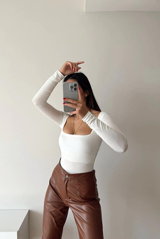 بدلة بيضاء بياقة مربعة - 4