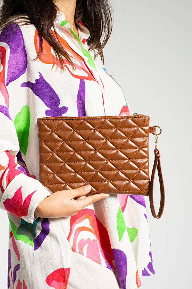 حقيبة يد منقوشة على شكل مثلث باللون البني - 1