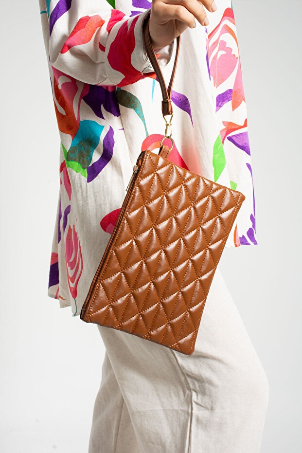 حقيبة يد منقوشة على شكل مثلث باللون البني - 2