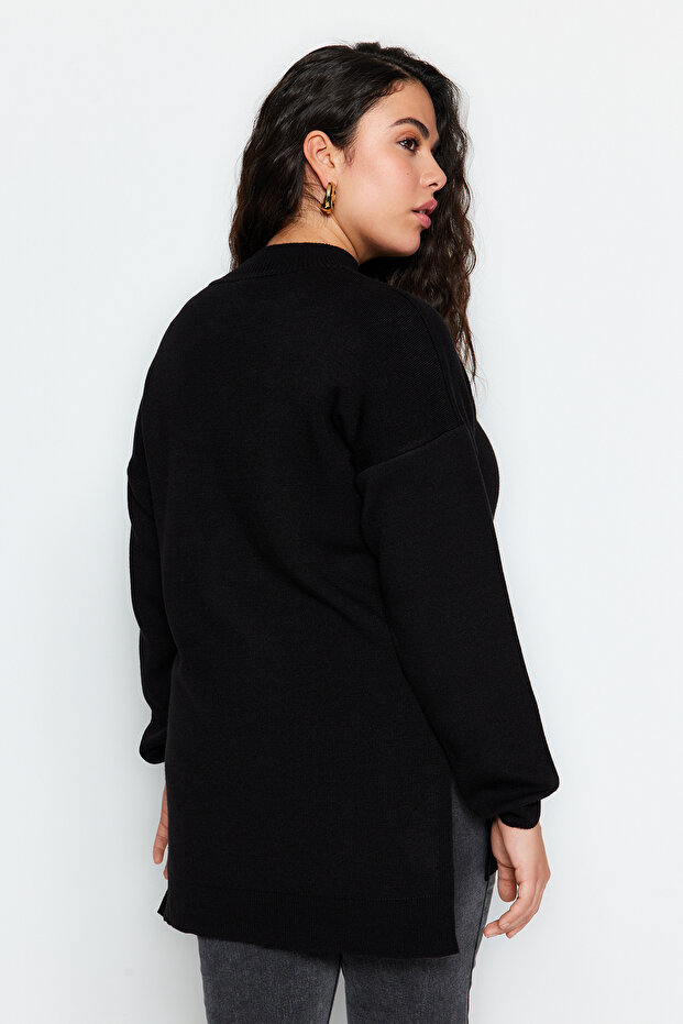 Czarny sweter z golfem i szczegółowymi guzikami TBBAW24AN00076 - 5