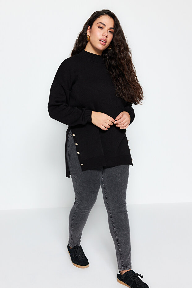 Czarny sweter z golfem i szczegółowymi guzikami TBBAW24AN00076 - 2