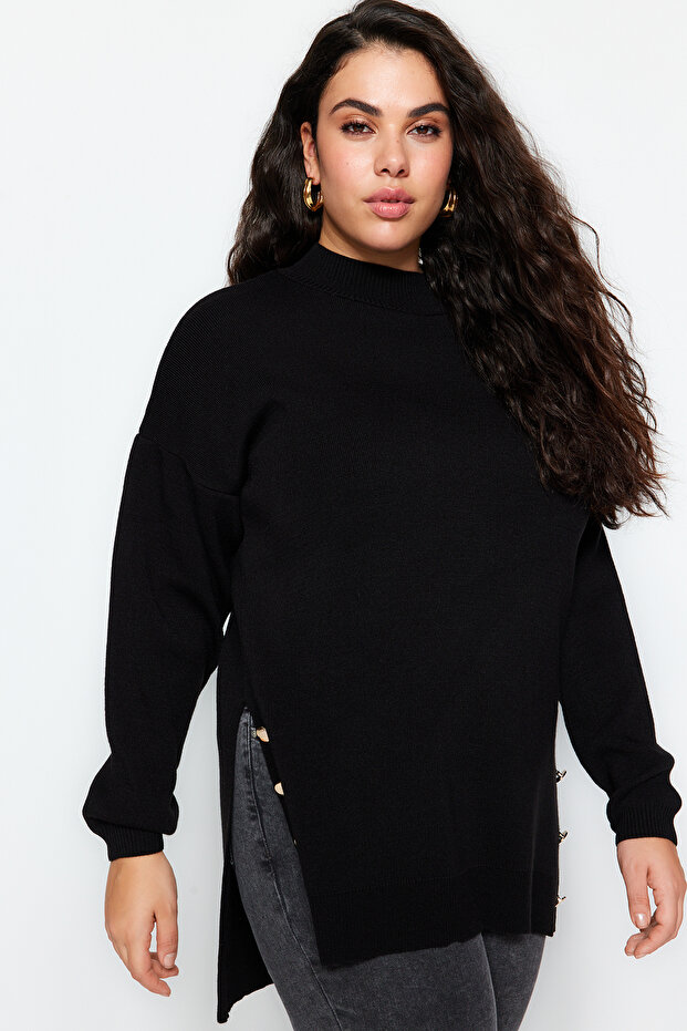 Czarny sweter z golfem i szczegółowymi guzikami TBBAW24AN00076 - 1