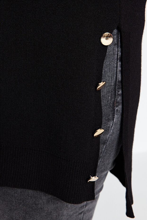 Czarny sweter z golfem i szczegółowymi guzikami TBBAW24AN00076 - 4
