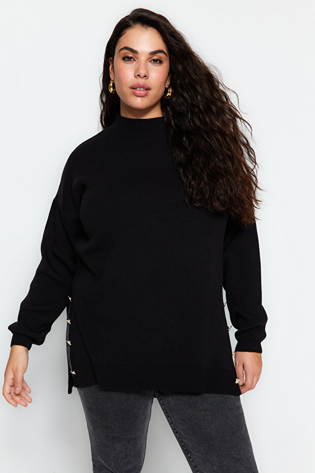 Czarny sweter z golfem i szczegółowymi guzikami TBBAW24AN00076 - 3