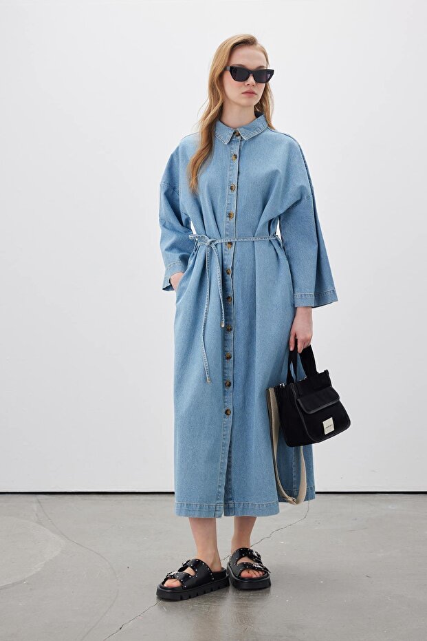 DENIMKLEID MIT KNOPFVORDERSEITE HELLBLAU - 2