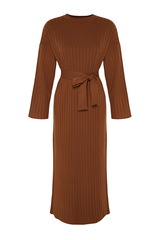 Brązowa prążkowana sukienka dzianinowa z paskiem TCTAW24EB00008 - 7