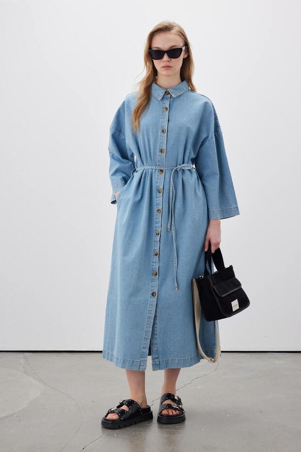 DENIMKLEID MIT KNOPFVORDERSEITE HELLBLAU - 1