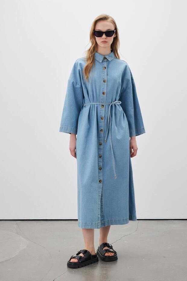 DENIMKLEID MIT KNOPFVORDERSEITE HELLBLAU - 3
