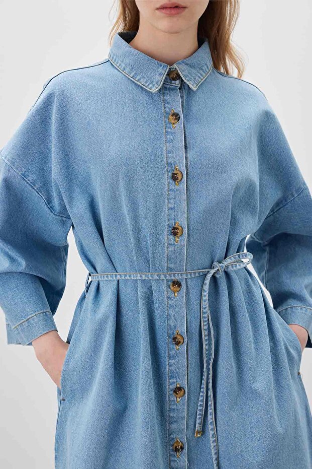 DENIMKLEID MIT KNOPFVORDERSEITE HELLBLAU - 4