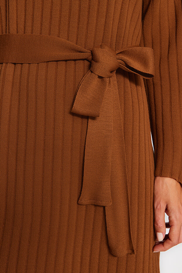 Brązowa prążkowana sukienka dzianinowa z paskiem TCTAW24EB00008 - 5