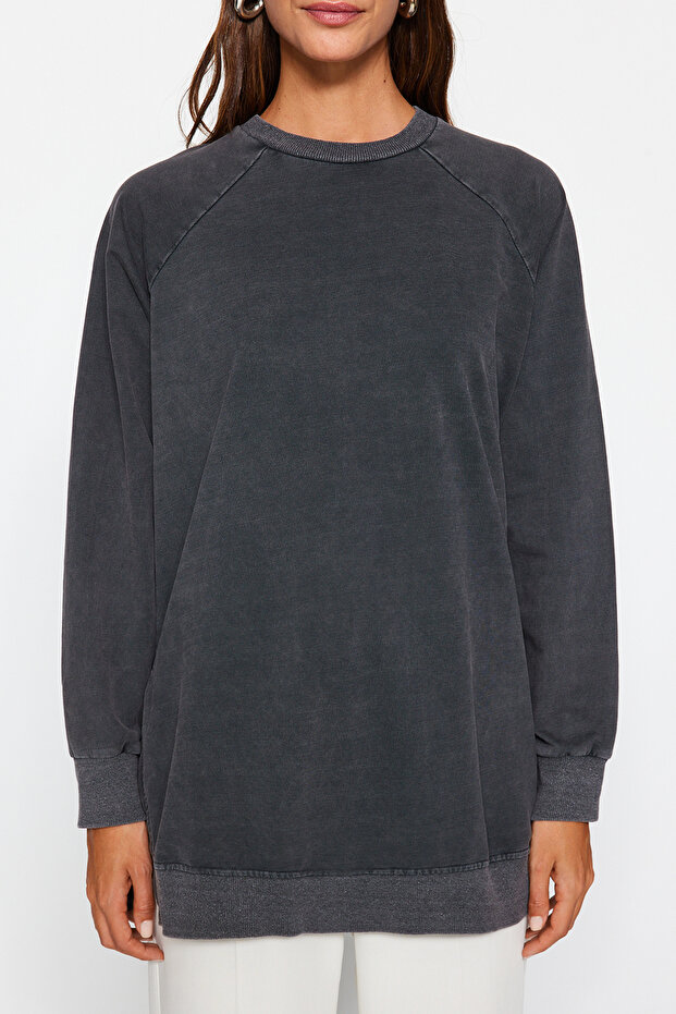 Antrasit Yıkamalı Yanı Yırtmaç Detaylı Oversize Örme Sweatshirt TCTSS23TW00062 - 4