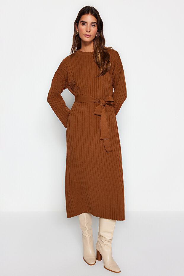Brązowa prążkowana sukienka dzianinowa z paskiem TCTAW24EB00008 - 3