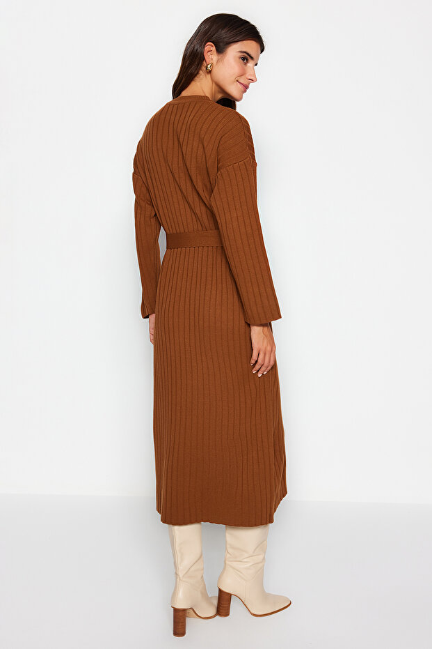 Brązowa prążkowana sukienka dzianinowa z paskiem TCTAW24EB00008 - 6