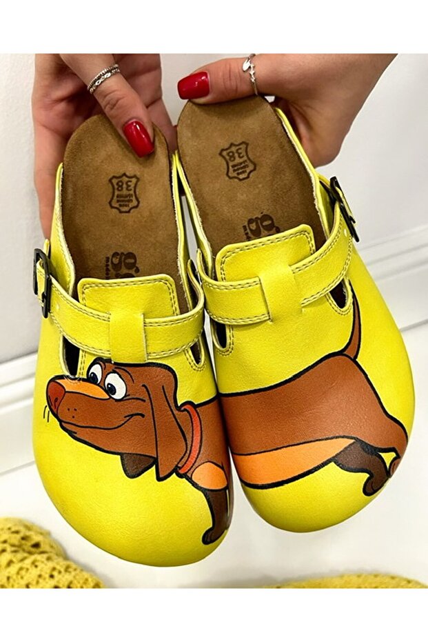 شبشب مطبوع عليه كلب أصفر