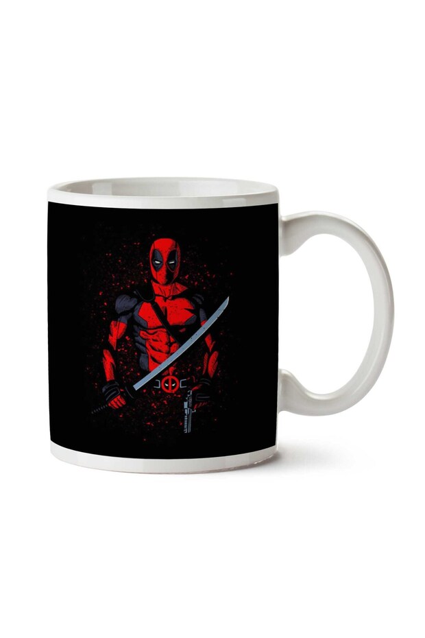 كوب مطبوع عليه سيف وبندقية من Deadpool