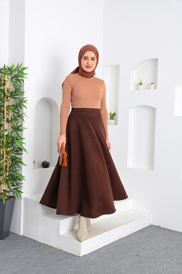 تنورة واسعة مخيطة